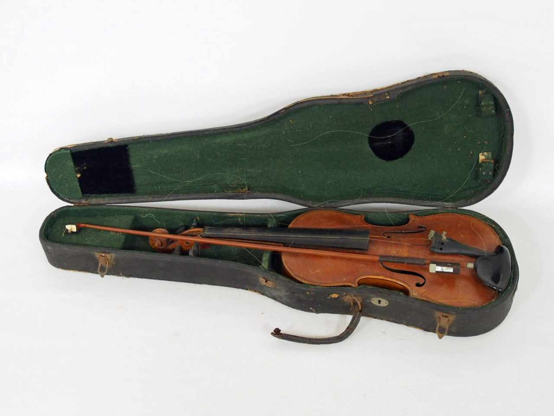 Geige, Deutschland, um 1820/1830Fichte (Decke), Ahorn (Zargen und Boden), alter braungelber Lack,