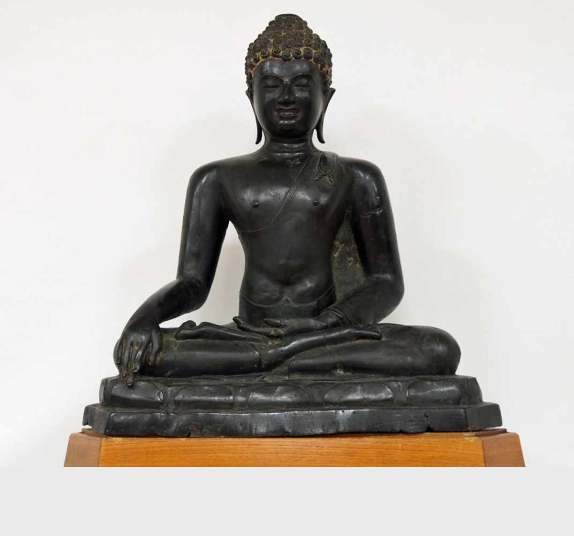 Buddha auf LotusthronBronze, Thailand 18. / 19. jahrhundert, Höhe 69 cm (ohne modernen Holzsockel) - Bild 2 aus 2