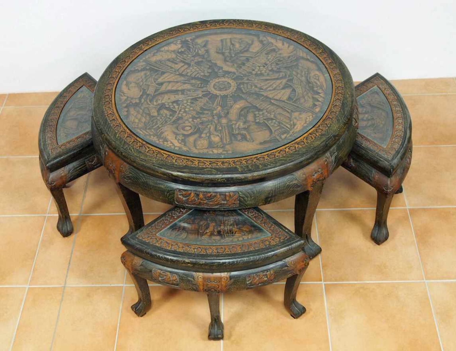 Sitzgruppebestehend aus: runder Tisch, Holz geschnitzt, Platte mit Reliefschnitzerei, Glasplatte,