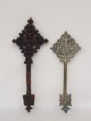 Zwei SegenskreuzeHolz bzw. Messing, versilbert, Höhe 33 cm bzw. 29 cm, Äthiopien 19. Jahrhundert