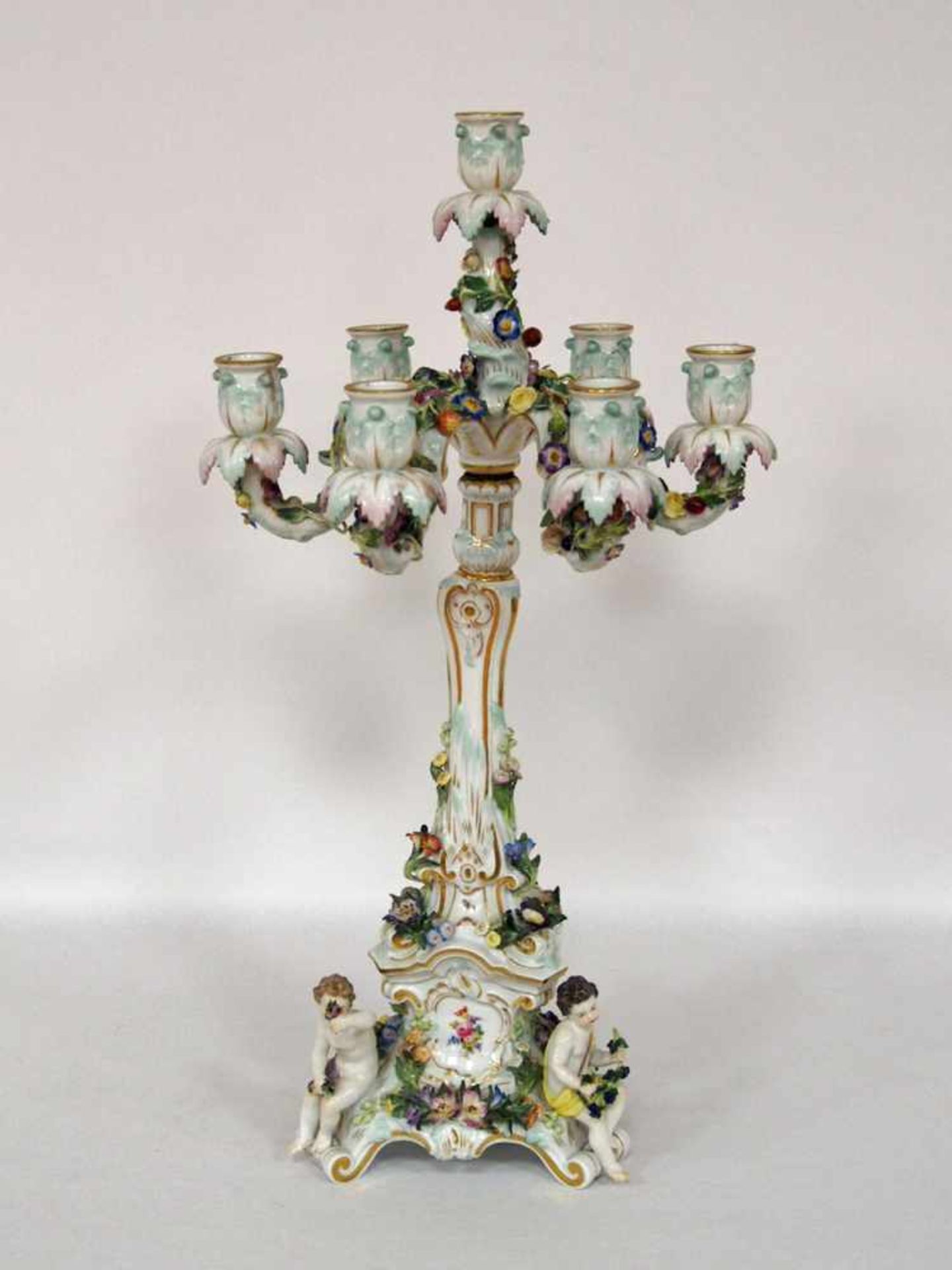 Siebenarmiger Kerzenleuchter mit Putten-Fuss und BlumengirlandenMeissen, 19. Jahrhundert, Höhe 56,