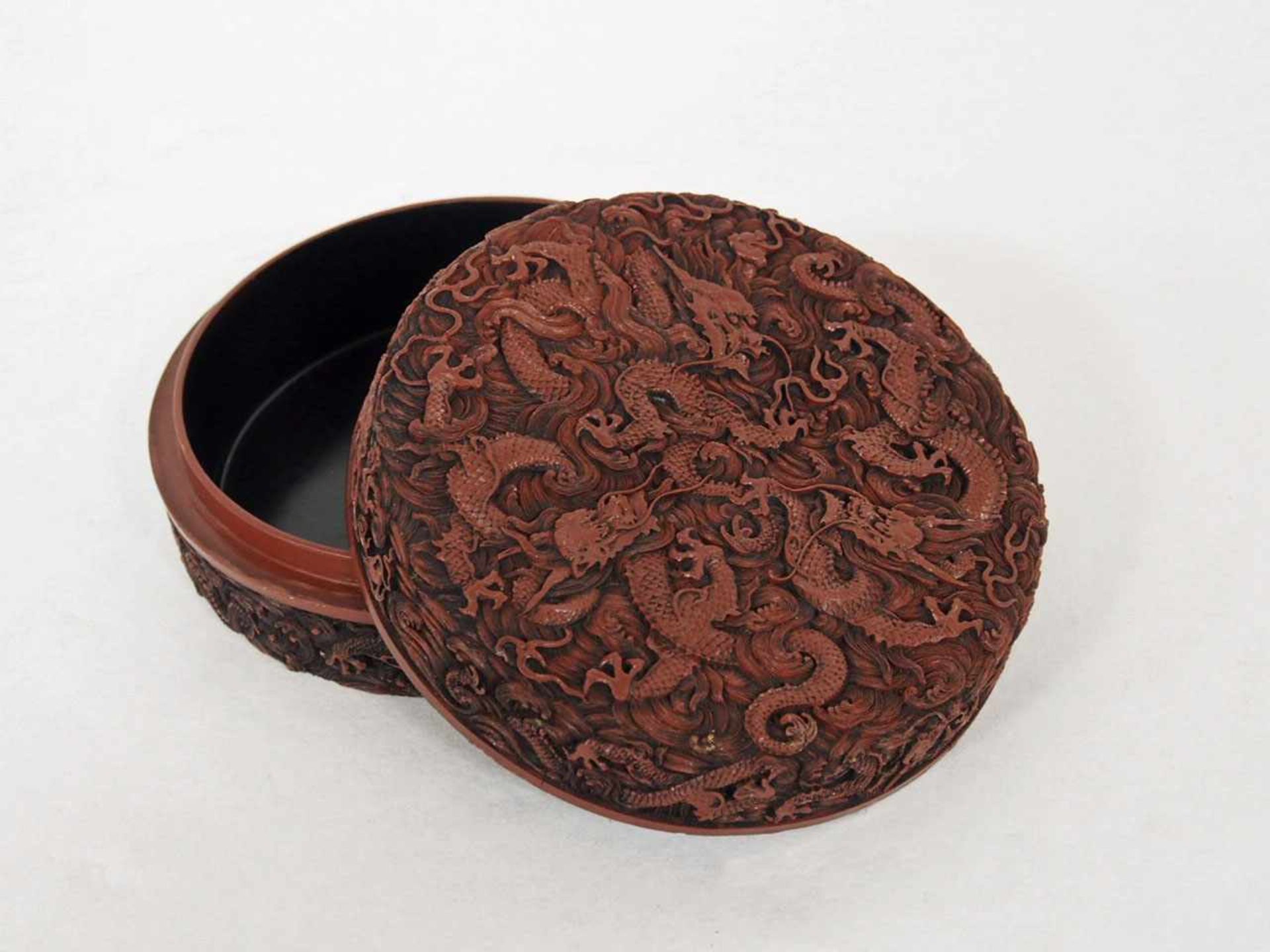 Runde Rotlack-Deckeldose mit Drachenmotiveninnenseitig Deckel und Boden gemarkt (Qianlong), Cjina - Image 2 of 3