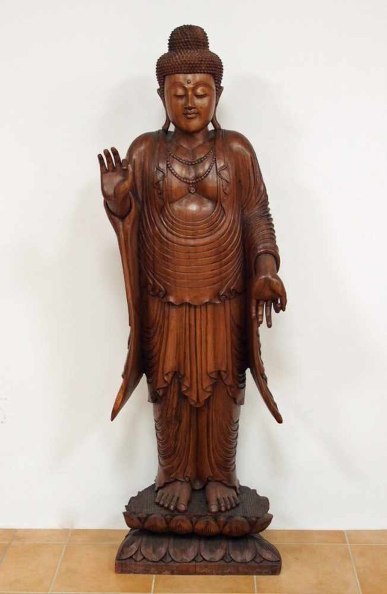 Segnender Buddha auf LotussockelHolz, vollrund geschnitzt, Thailand 20. Jahrhundert, Höhe 164 cm