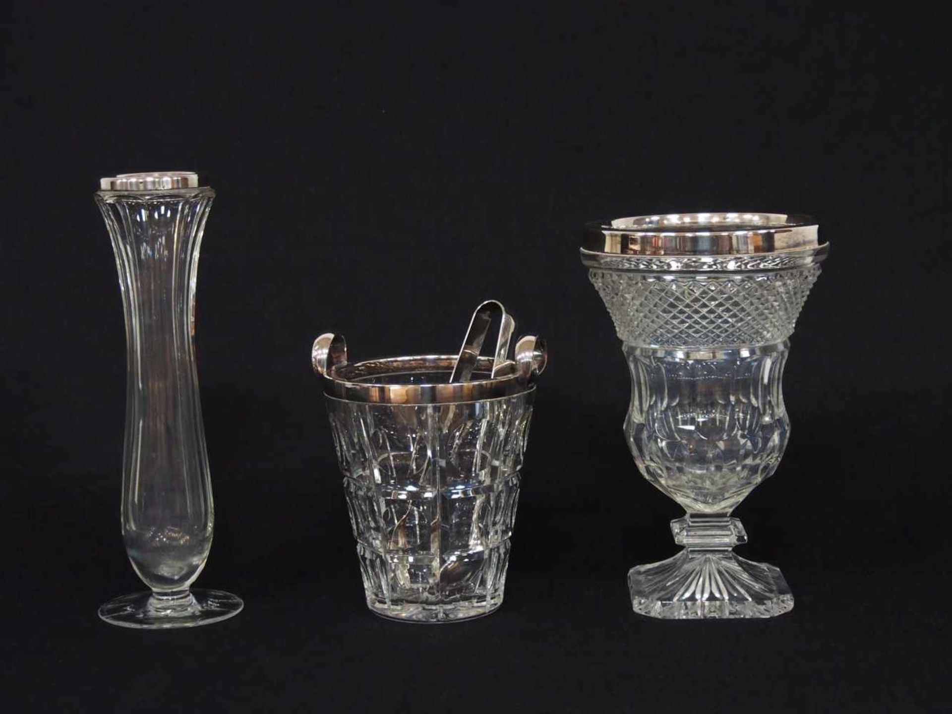Zwei Vasen, ein EiskübelKristallglas, Silbermontierung, Höhe bis zu 25 cm