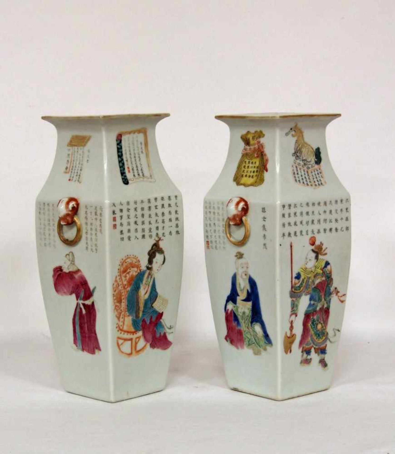 Paar VasenPorzellan, figürlich bemalt, Gedichte, China um 1900, Höhe 30 cm