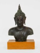 Buddha-BüsteBronze, Thailand, wohl 16. Jahrhundert, Höhe 38 cm (ohne modernen Holzsockel)