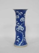 VasePorzellan, blau-weiß Malerei, bodenseitig gemarkt, Höhe 30 cm, China 19. Jahrhundert (an der
