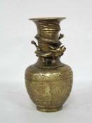 Vase mit um den Hals geschlungenen Drachenbodenseitig eingegossene Marke, Tibet, 19. Jahrhundert,