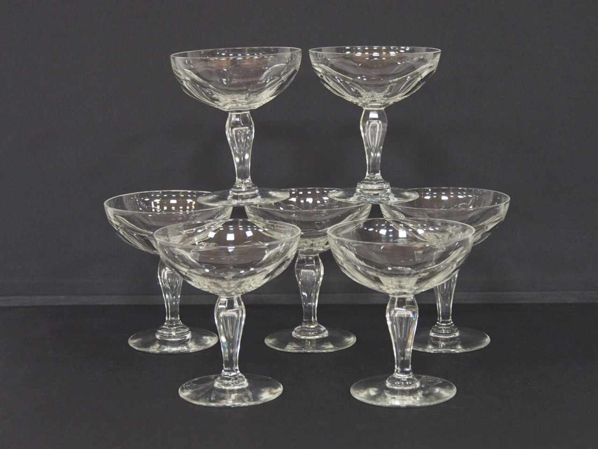 Set von 7 ChampagnerschalenGlas, geschliffen, um 1910, Höhe 11,8 cm