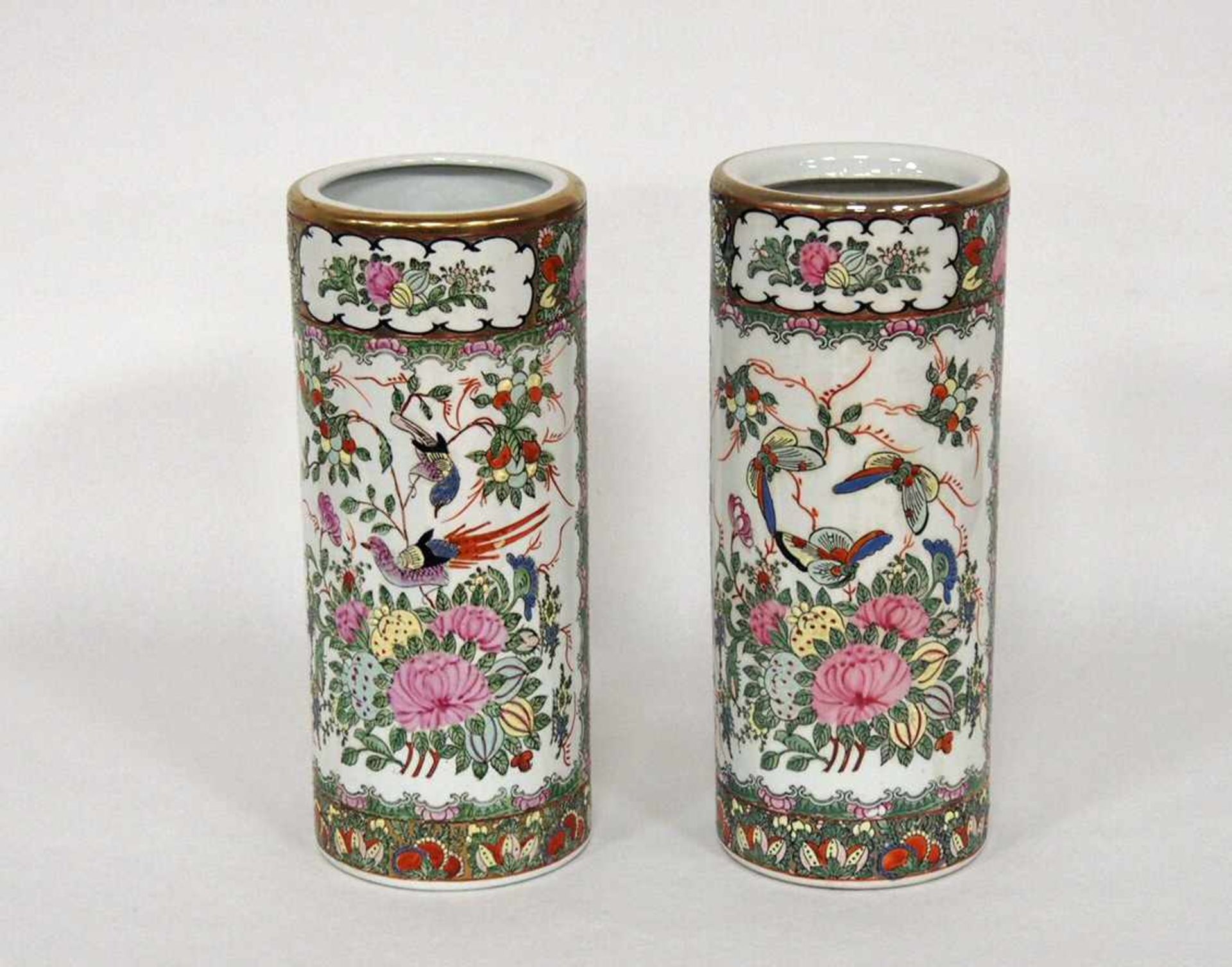 Paar Vasen, China 20. Jh.Porzellan, Blumen- und Insektenmalerei, Vergoldung, Höhe 31 cm