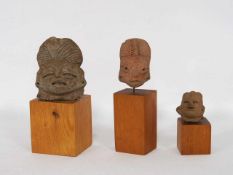 3 KöpfchenTon, Olmekisch und verwandte Kulturen, Mexiko, 9.-8. Jahrhundert v.CHr., Höhe 5-10 cm (
