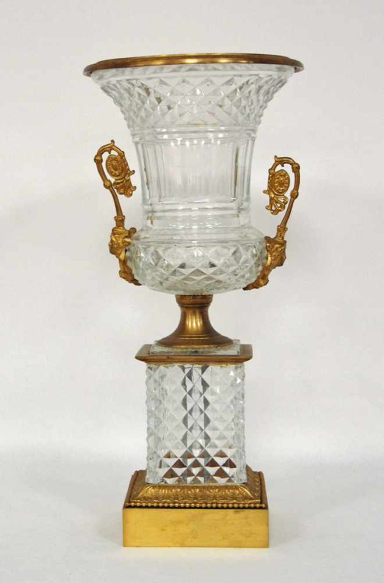 VaseKristallglas mit Schliffdekor, Lippe, Henkel, Fuß und Standsockel mit vergoldeten