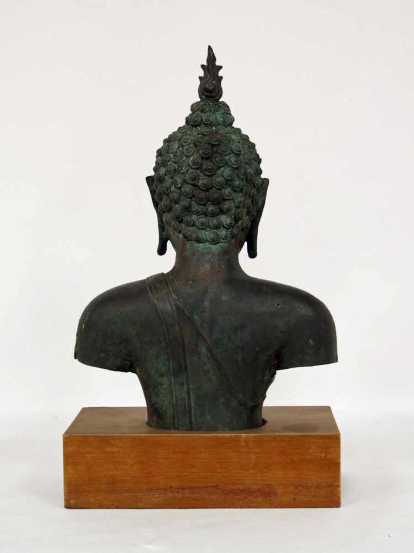 Buddha-BüsteBronze, Thailand, wohl 16. Jahrhundert, Höhe 38 cm (ohne modernen Holzsockel) - Bild 2 aus 3