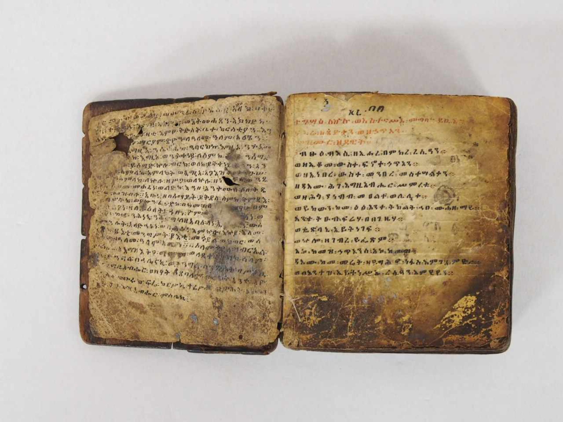 BibelHandschrift mit Bildvignetten auf Pergament, Holzdeckel, zugehörige Ledertasche, 14 x 12 cm - Bild 4 aus 4