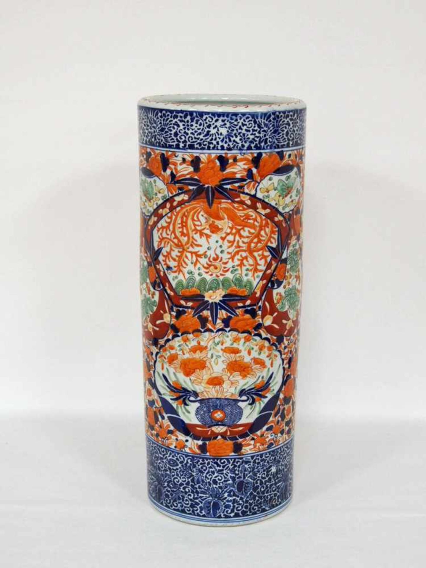 Hohe ZylindervasePorzellan, Imari-Dekor, China um 1900, Höhe 62 cm