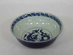 Schale, China wohl 15. Jh.Porzellan, blau-weiß Malerei, Drachendekor im Spiegel, bodenseitig