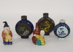 Fünf SnuffbottlesPorzellan, zum Teil in figürlicher Form, China, um 1900, Höhe bis zu 7,5 cm (3