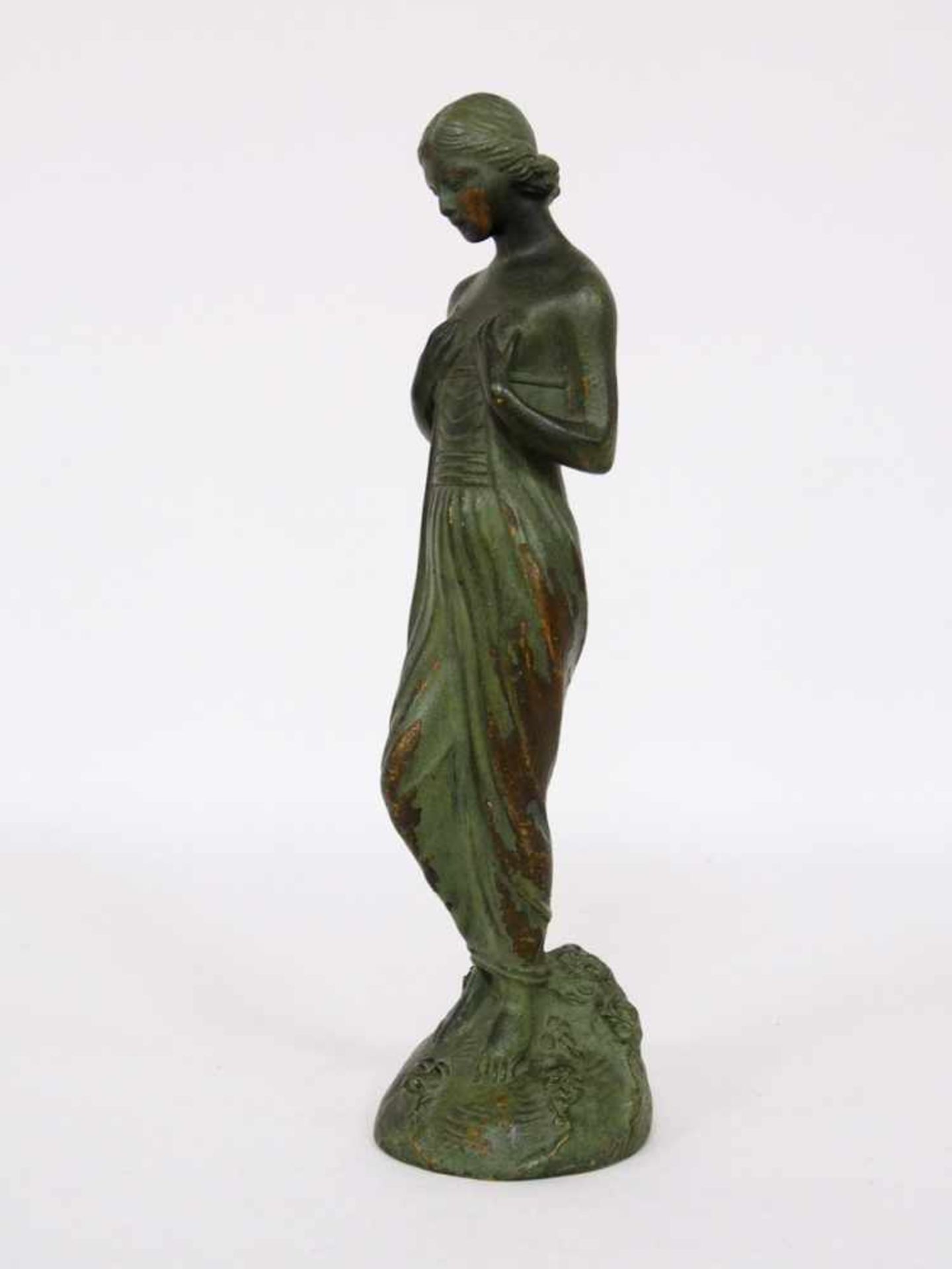 Stehende FrauenfigurBronze, unleserlich signiert, Höhe 32 cm - Bild 2 aus 3