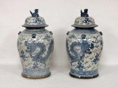 Paar Deckelvasen, China, um 1900Porzellan, Drachendekor in blau-weiß Malerei, bodenseitig gemarkt,