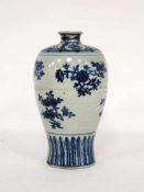 VasePorzellan, blau-weiß Malerei in Form von Ranken, Höhe 30,5 cm, China 19. Jahrhundert