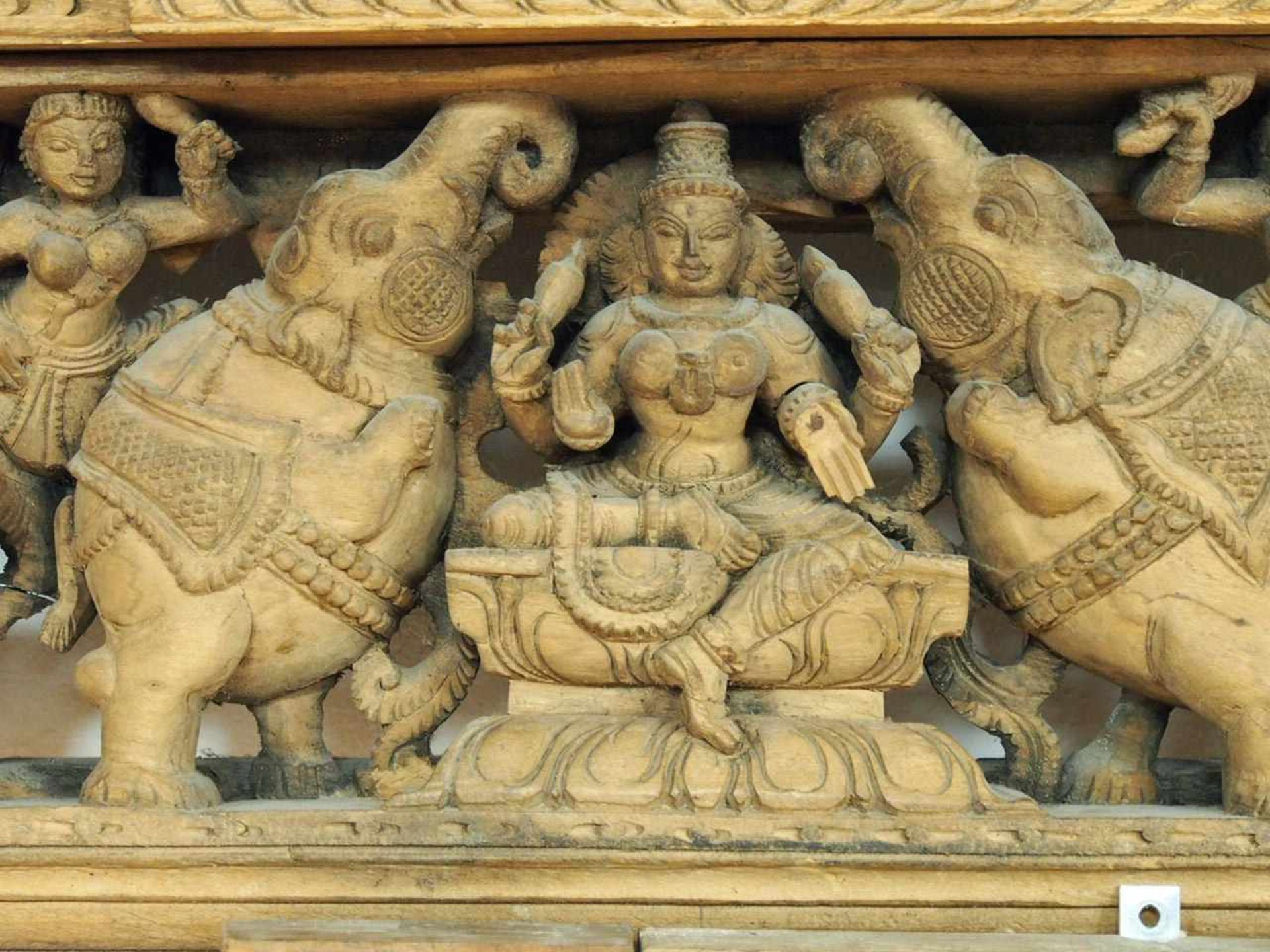 Einfassung einer Tempeltür mit TürblattHolz, reich geschnitzt mit mythologischen Figuren und - Image 4 of 5
