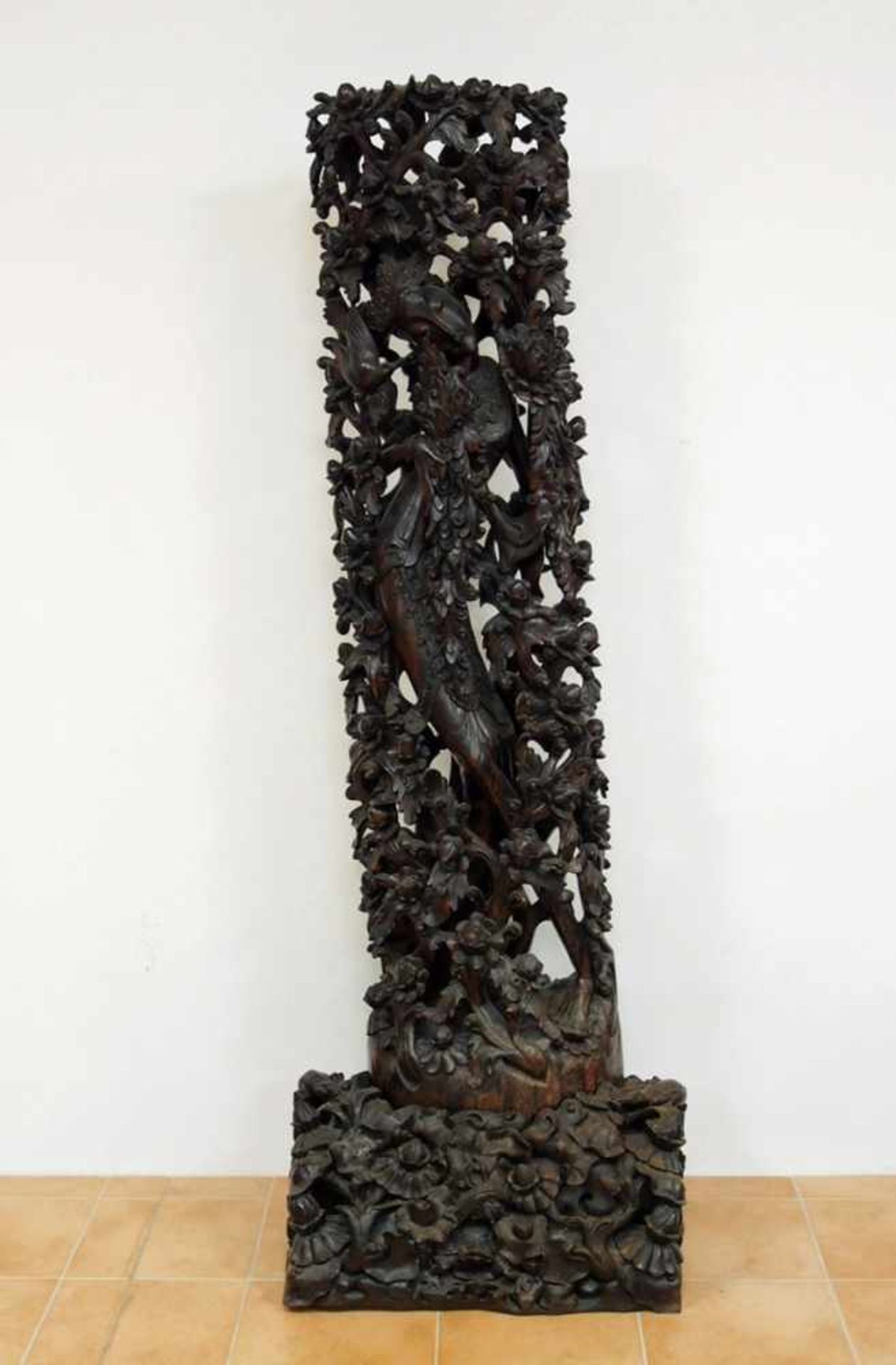 FigurensäuleHartholz, durchbrochen geschnitzt, China 20. Jahrhundert, Höhe 186 cm