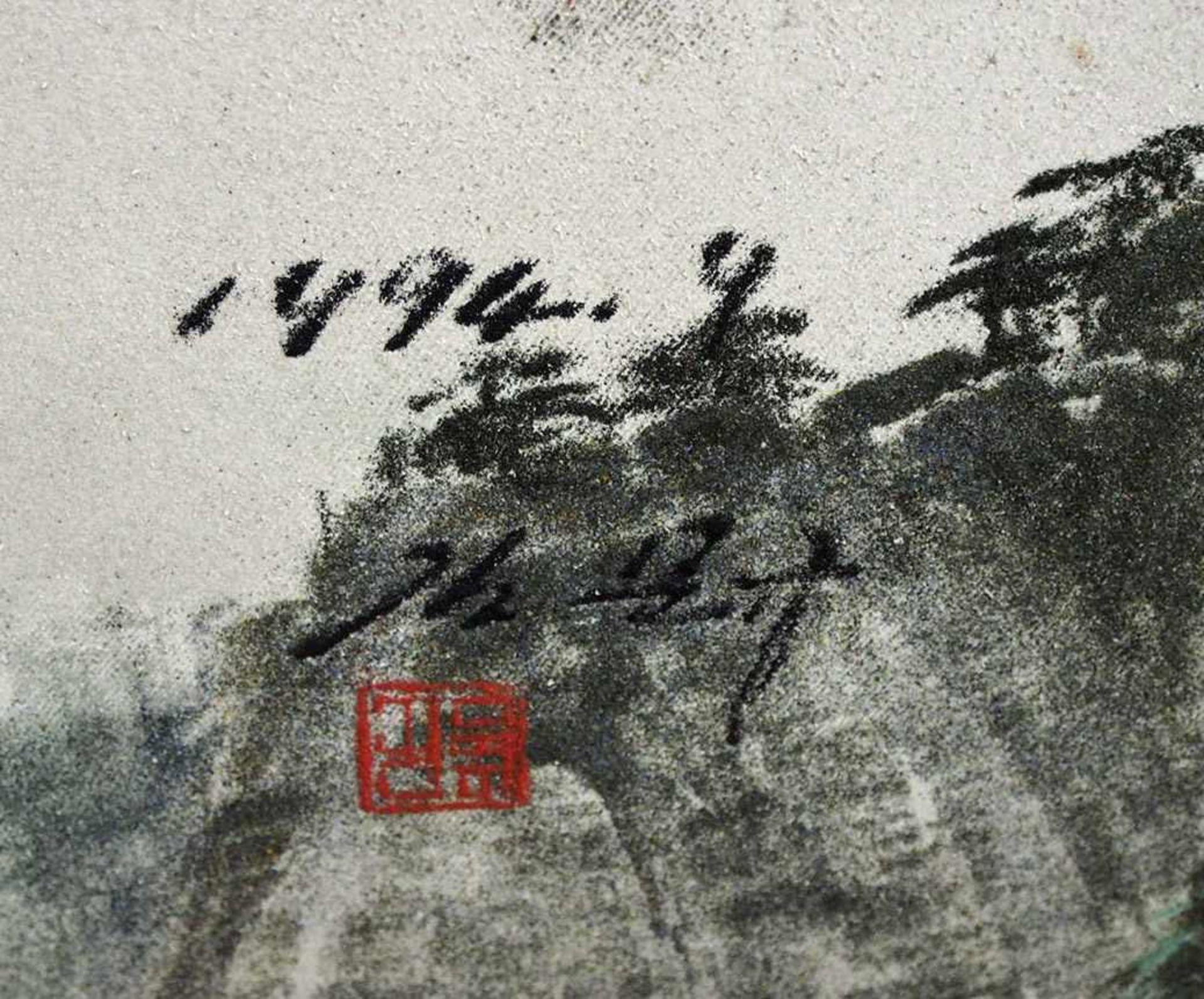 CHINESISCHER MEISTER20. JahrhundertChinesisches TalÖl- Sandmalerei auf Leinwand, signiert und - Bild 2 aus 2