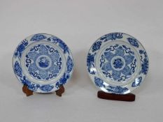 2 Teller, China 17. Jh.Porzellan, blau-weiß Malerei, bodenseitig Kangxi-Marke, Durchmesser 22 cm (