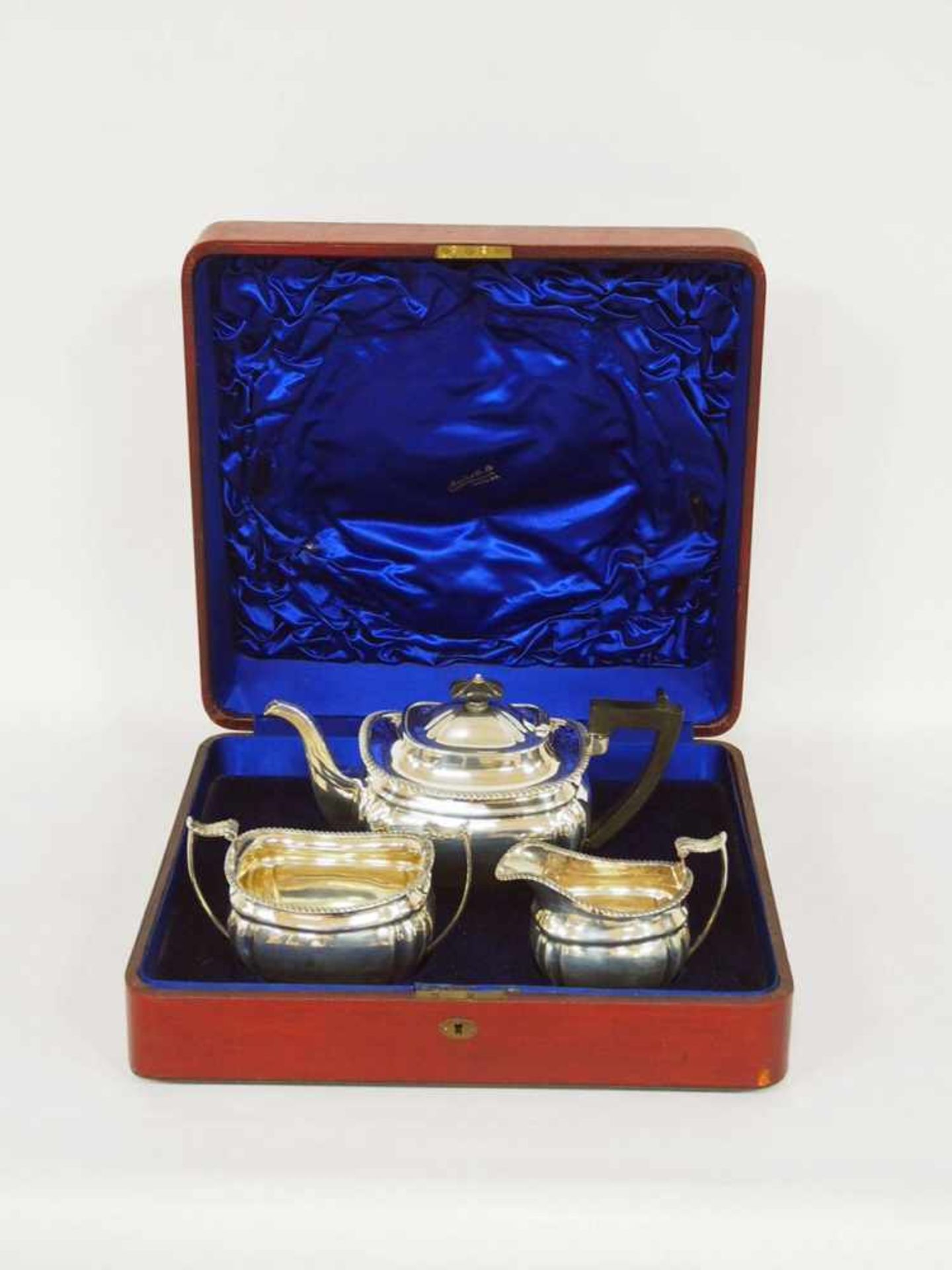 Teeservicebestehend aus Teekanne, Milch, Zucker, Silber, London 1905, Teekanne Höhe 16 cm, Gewicht - Bild 2 aus 2