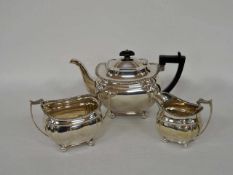Teeservicebestehend aus Teekanne, Milch, Zucker, Silber, London 1905, Teekanne Höhe 16 cm, Gewicht