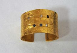 Armspange900er Gelbgold, Brillanten, Saphire, Breite 4 cm, Öffnung 5,5 cm, Gewicht 69g