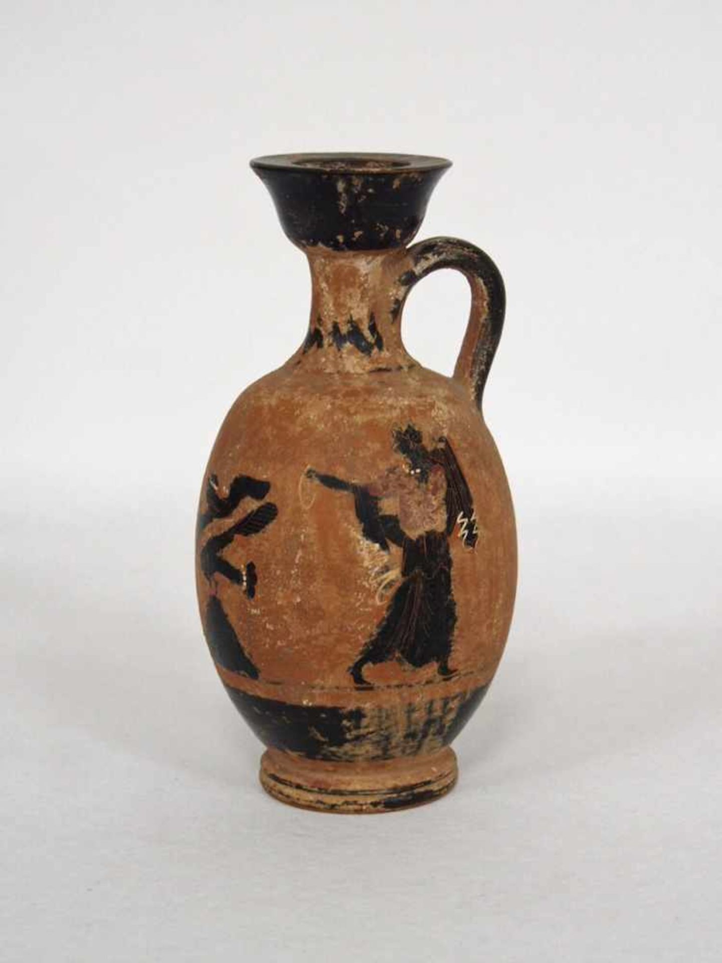 Lekythos mit BacchantenSchwarzfigurig, attisch, wohl 5. Jahrhundert v. Chr., Höhe 17,5 cm - Bild 2 aus 2