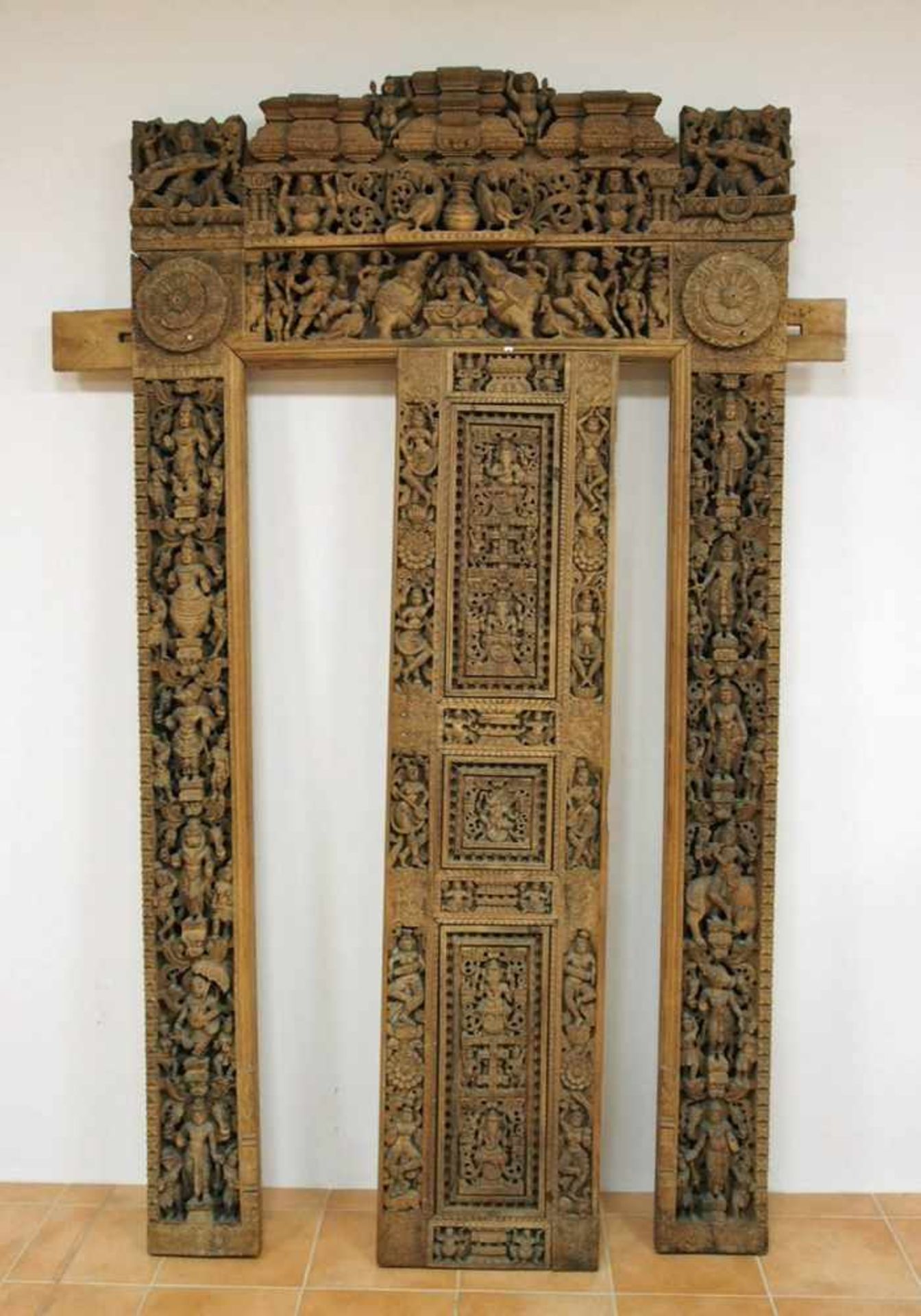 Einfassung einer Tempeltür mit TürblattHolz, reich geschnitzt mit mythologischen Figuren und