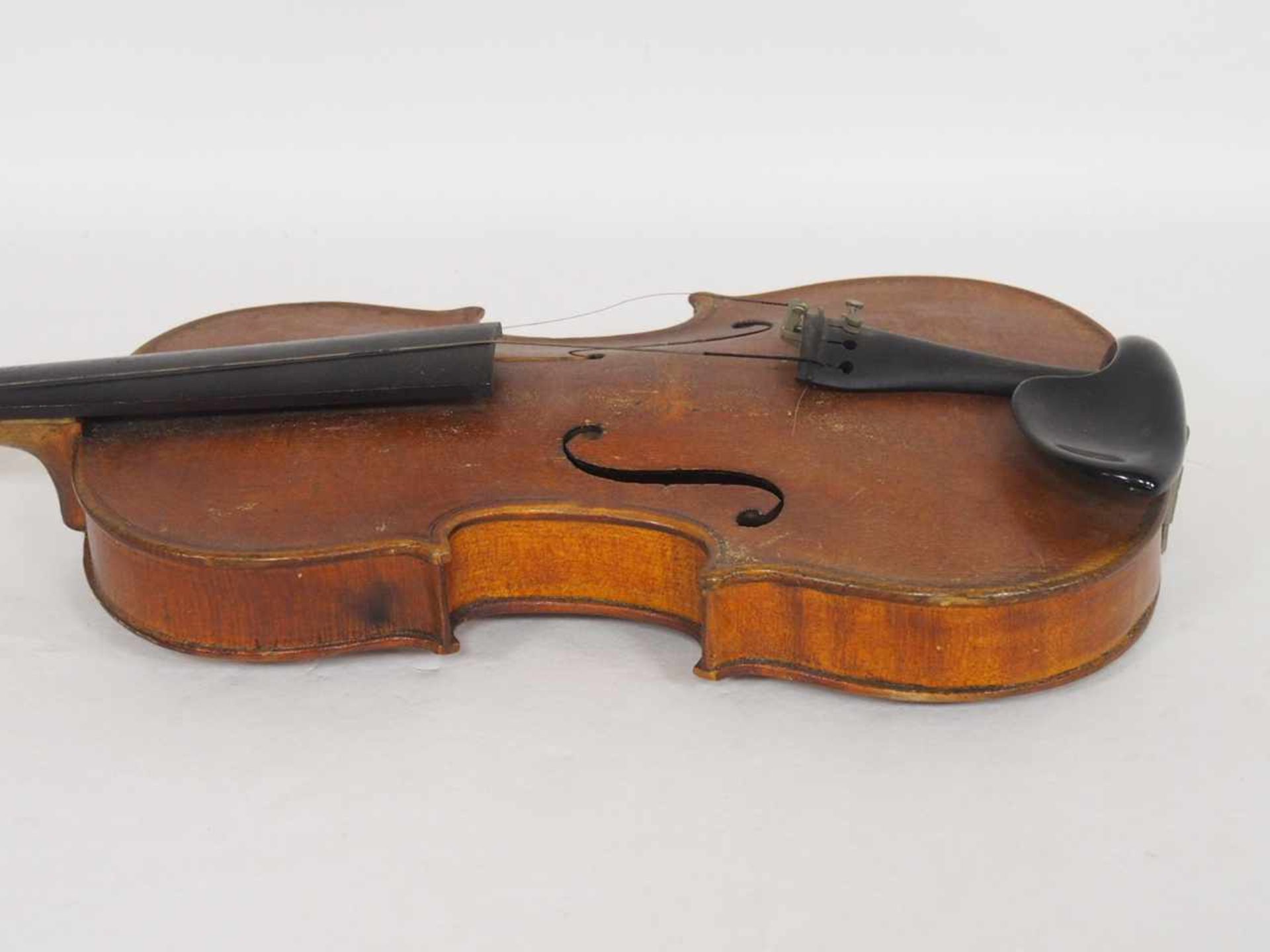 Geige, Deutschland, um 1820/1830Fichte (Decke), Ahorn (Zargen und Boden), alter braungelber Lack, - Bild 4 aus 7
