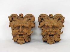 Paar MaskaroneEiche, geschnitzt, Reste einer braunen Lasur, Rheinland, wohl 17. Jahrhundert, Höhe 20