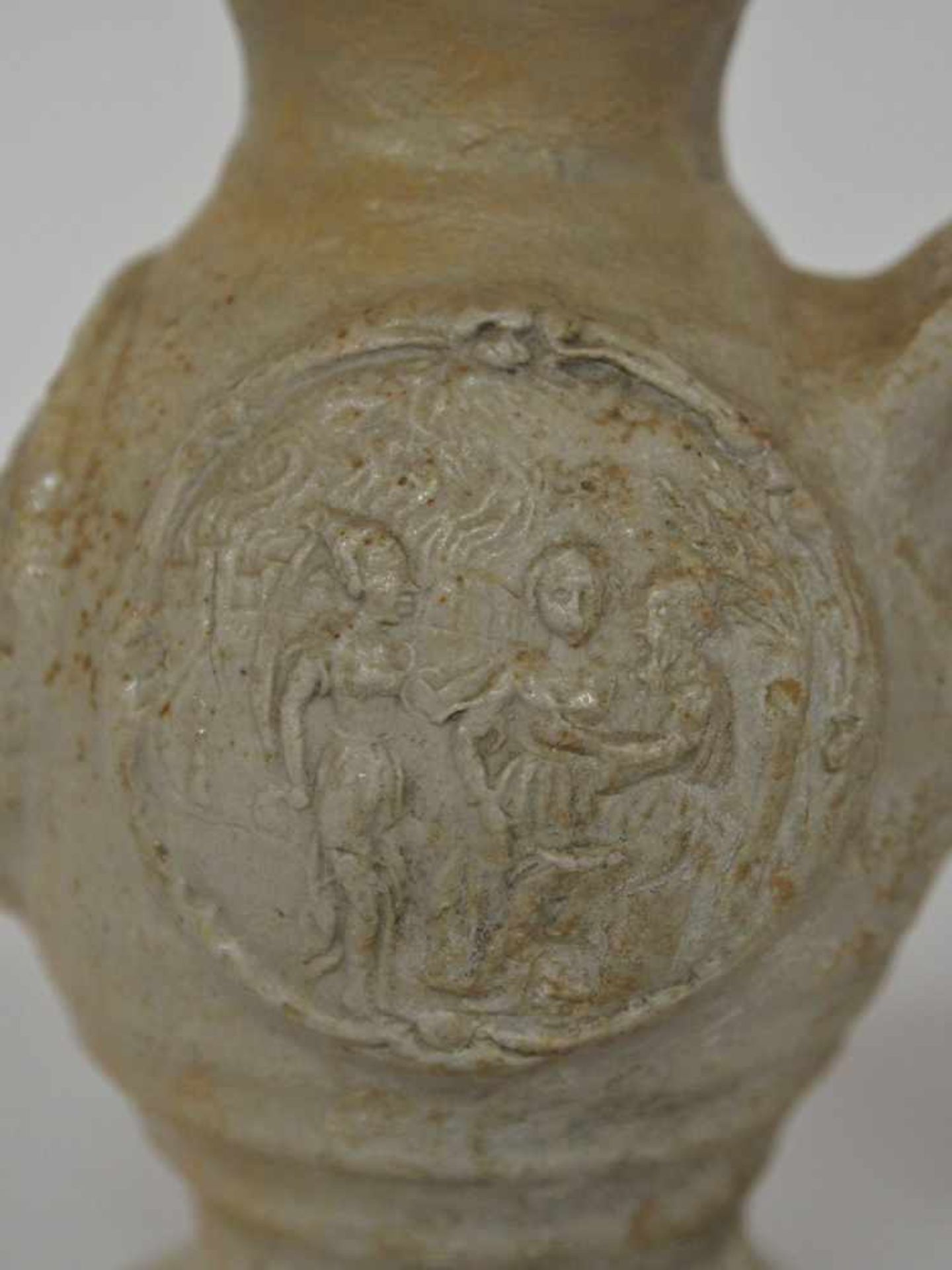 Trichterhalsbecherweißes Steinzeug mit Rundmedaillons 'Lot und seine Töchter vor dem brennenden - Bild 2 aus 2