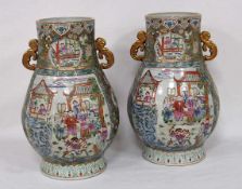 Paar VasenPorzellan, farbig bemalt, mit höfischen Szenen und Vergoldung, China, um 1900, Höhe 62