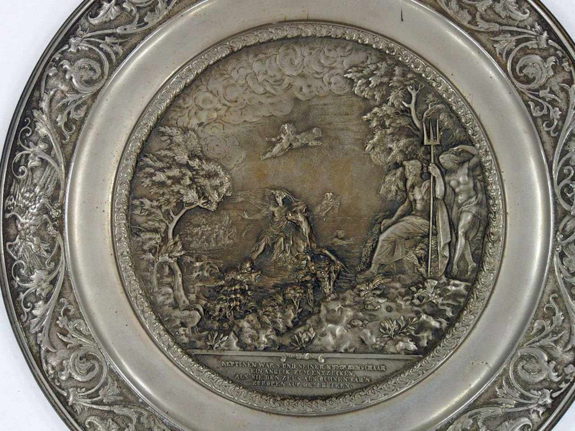 Prunkteller "Europa auf dem Stier"Eisen, 2. Hälfte 19. Jahrhundert, Durchmesser 43 cm - Bild 2 aus 2