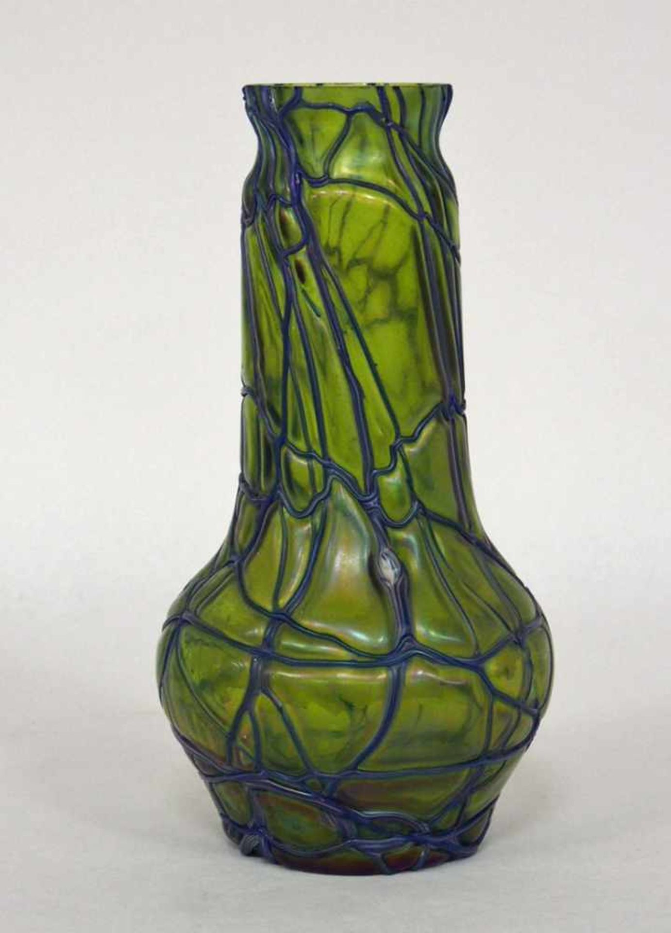 Vase, Jugendstil, um 1900Glas, Überfang in Fadenform, Höhe 22 cm