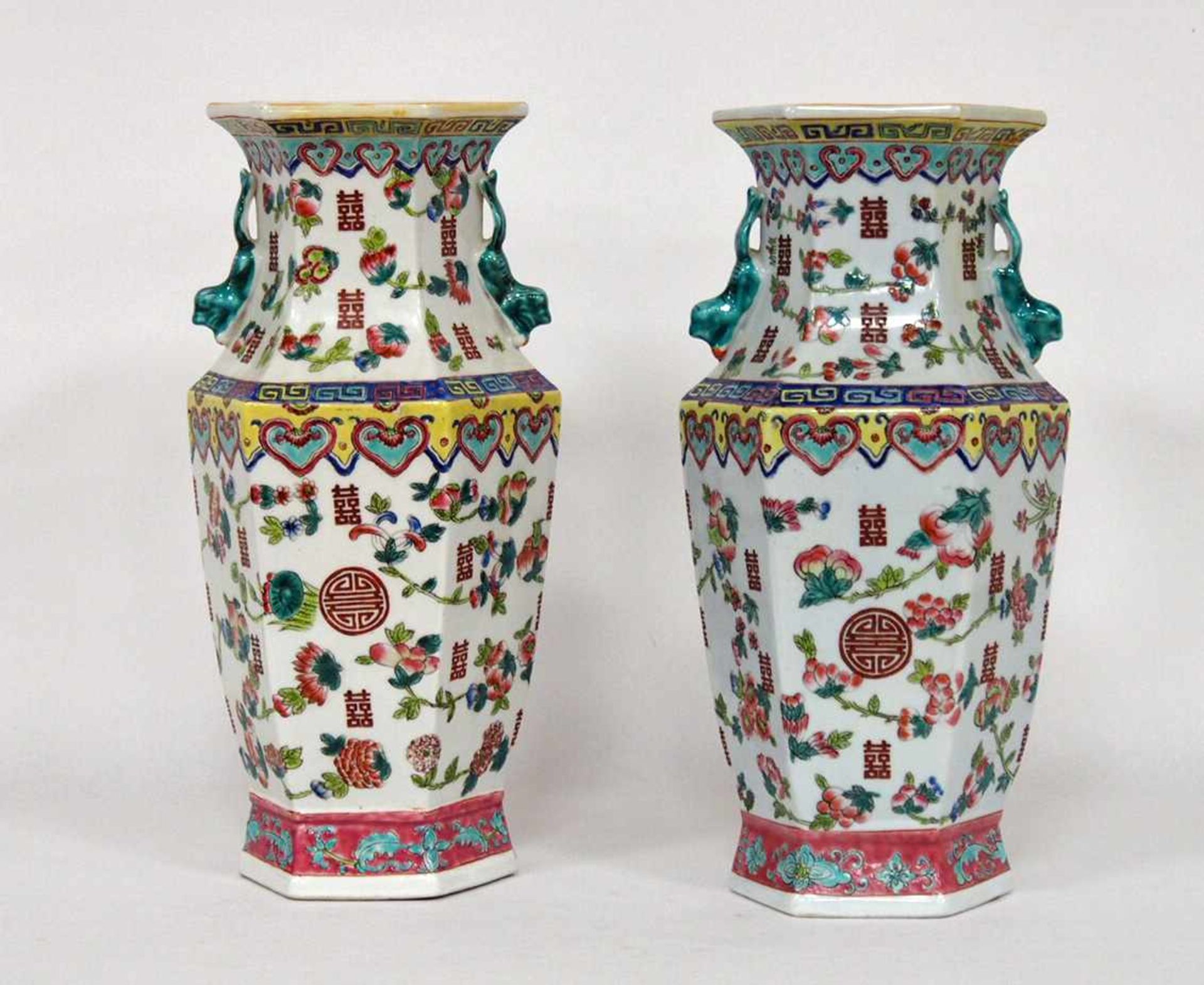 Paar Vasen, China, um 1900Porzellan, Blumenmalerei, Höhe 37 cm