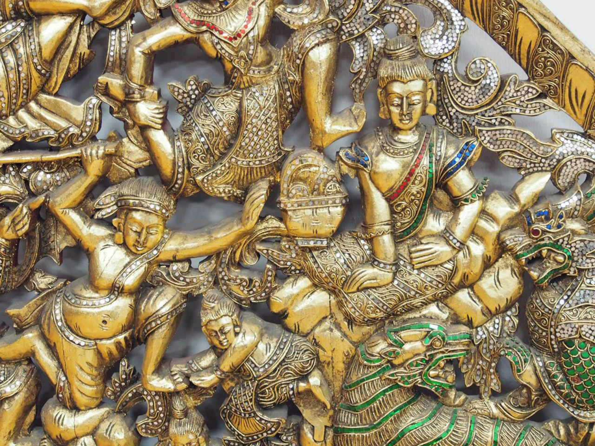 Zweiteiliger Ziergiebel mit mythologischen FigurenHolz, geschnitzt, vergoldet, Steinbesatz, Indien - Bild 4 aus 5