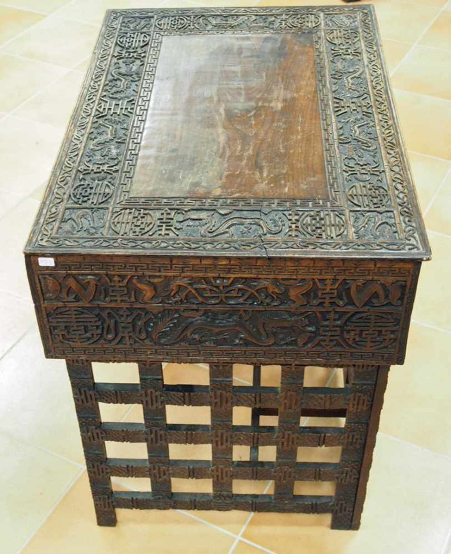 Chinesischer Tisch mit Schublademit Drachenmotiven, Holz, geschnitzt, um 1850, 62 x 68 x 47 cm - Bild 3 aus 3