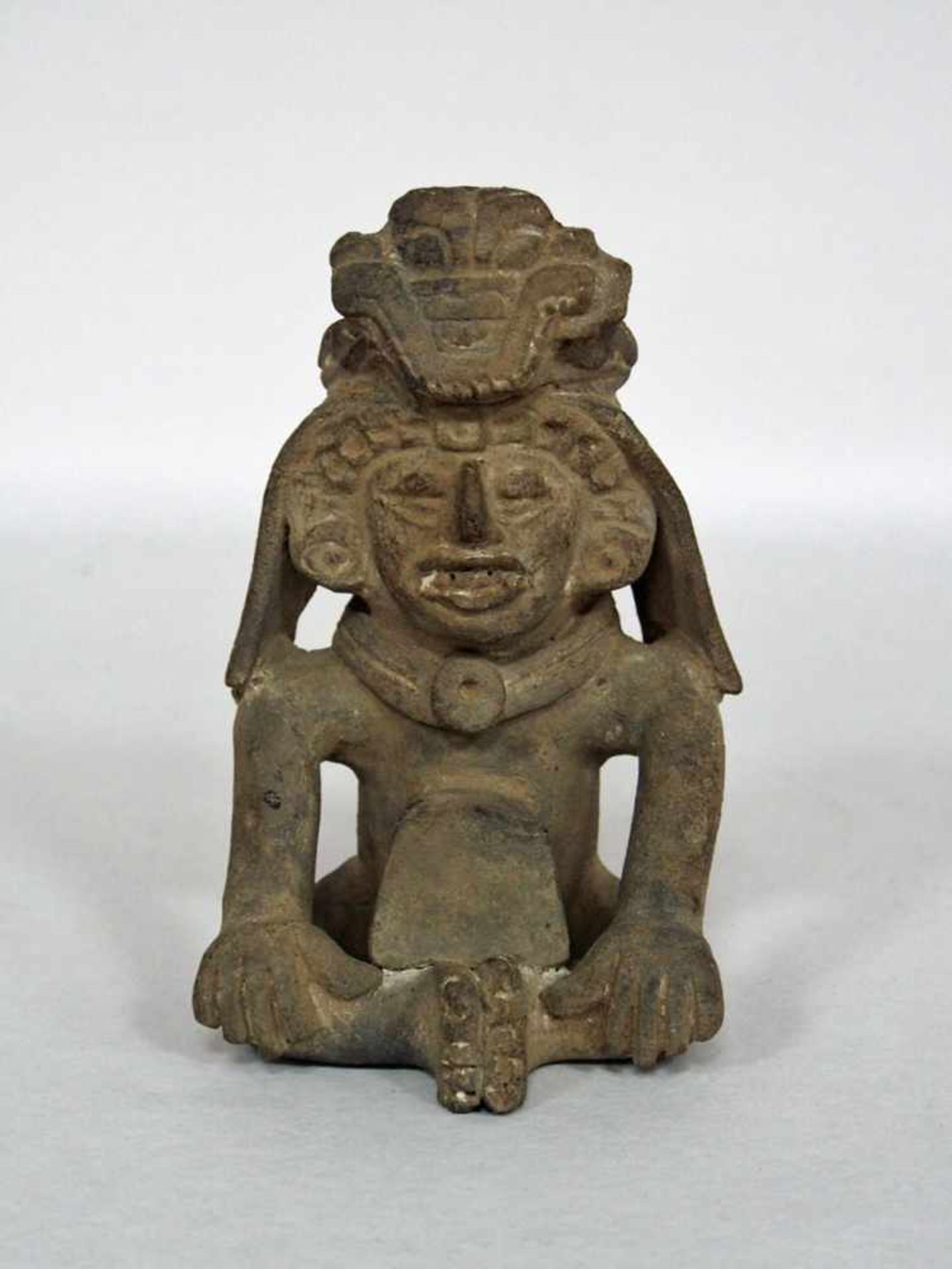 Sitzende Gottheit mit LendenschurzTon, Mexiko, wohl um 1200, Höhe 17 cm