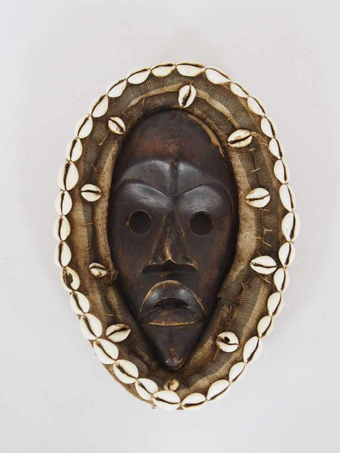 RitualmaskeHolz geschnitzt, Leinen, Kauri-Muscheln, Höhe 31 cm, Benin(?) 1. Hälfte 20. Jahrhundert
