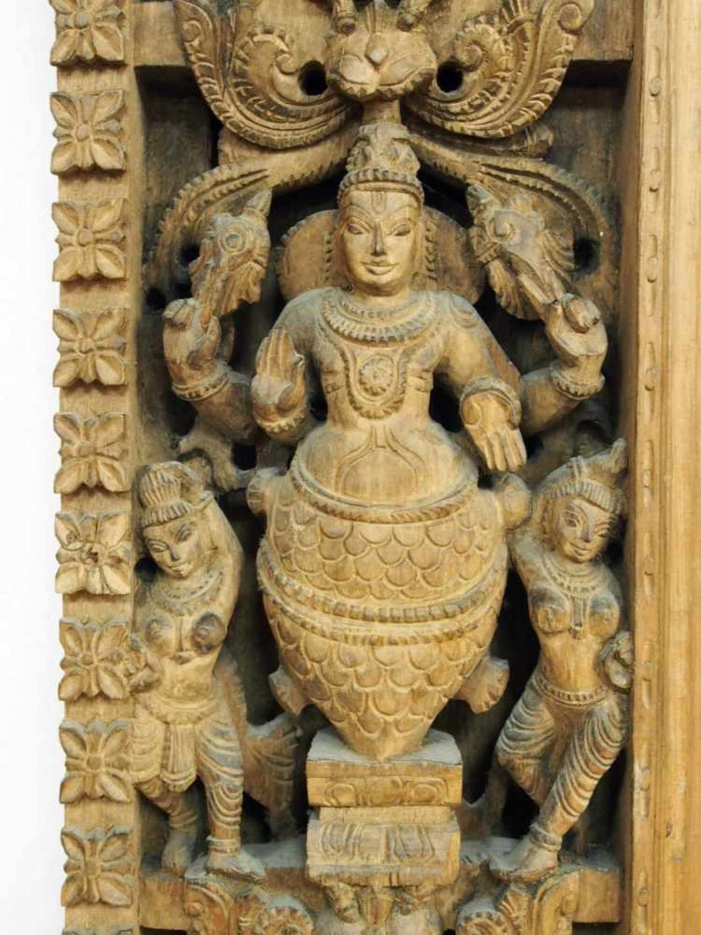Einfassung einer Tempeltür mit TürblattHolz, reich geschnitzt mit mythologischen Figuren und - Image 2 of 5