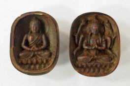 Zweiteiliges AmulettHolz, geschnitzt, außen im Flachrelief zwei "Welse", innen im Hochrelief "Buddha