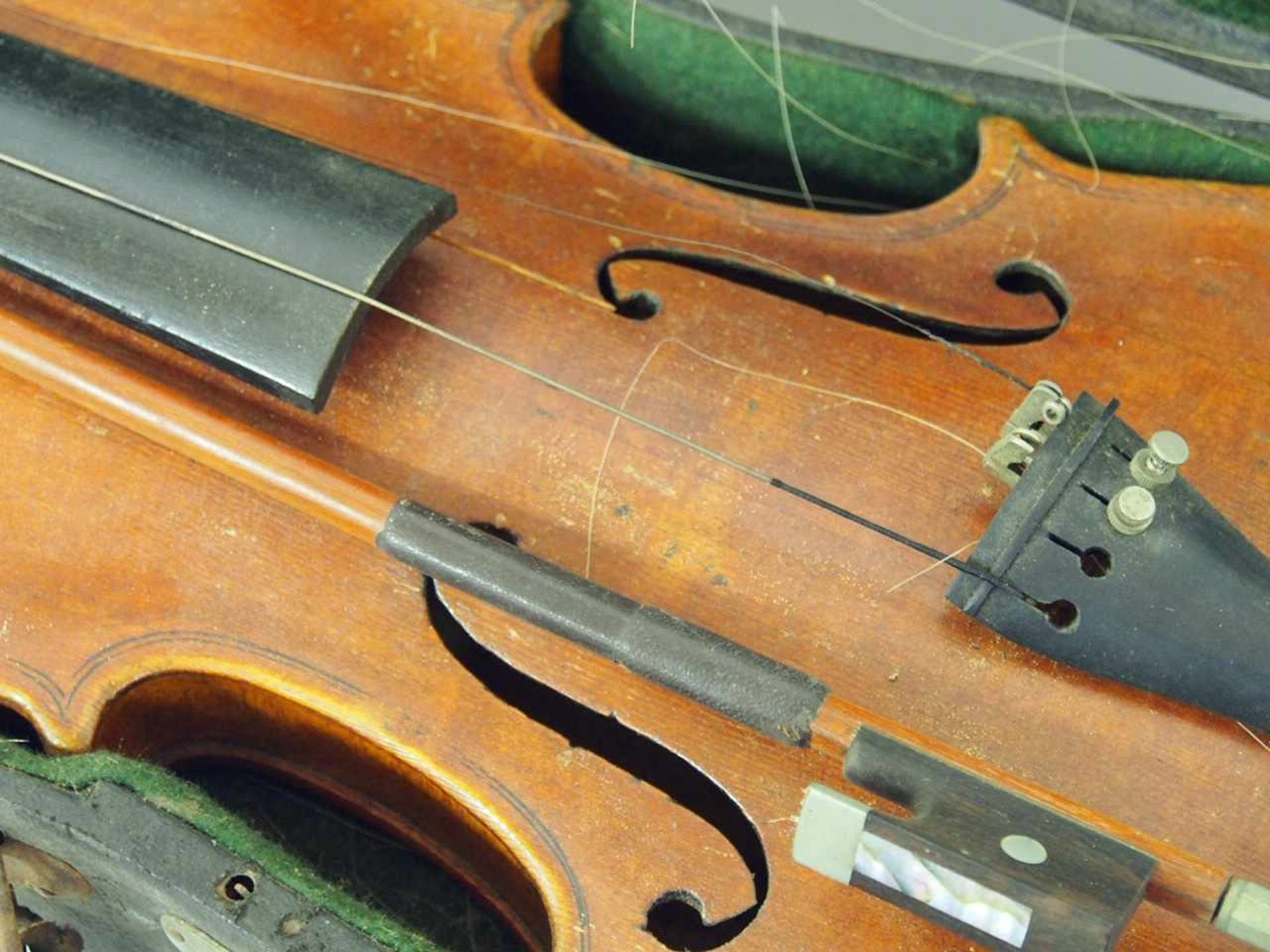 Geige, Deutschland, um 1820/1830Fichte (Decke), Ahorn (Zargen und Boden), alter braungelber Lack, - Bild 2 aus 7