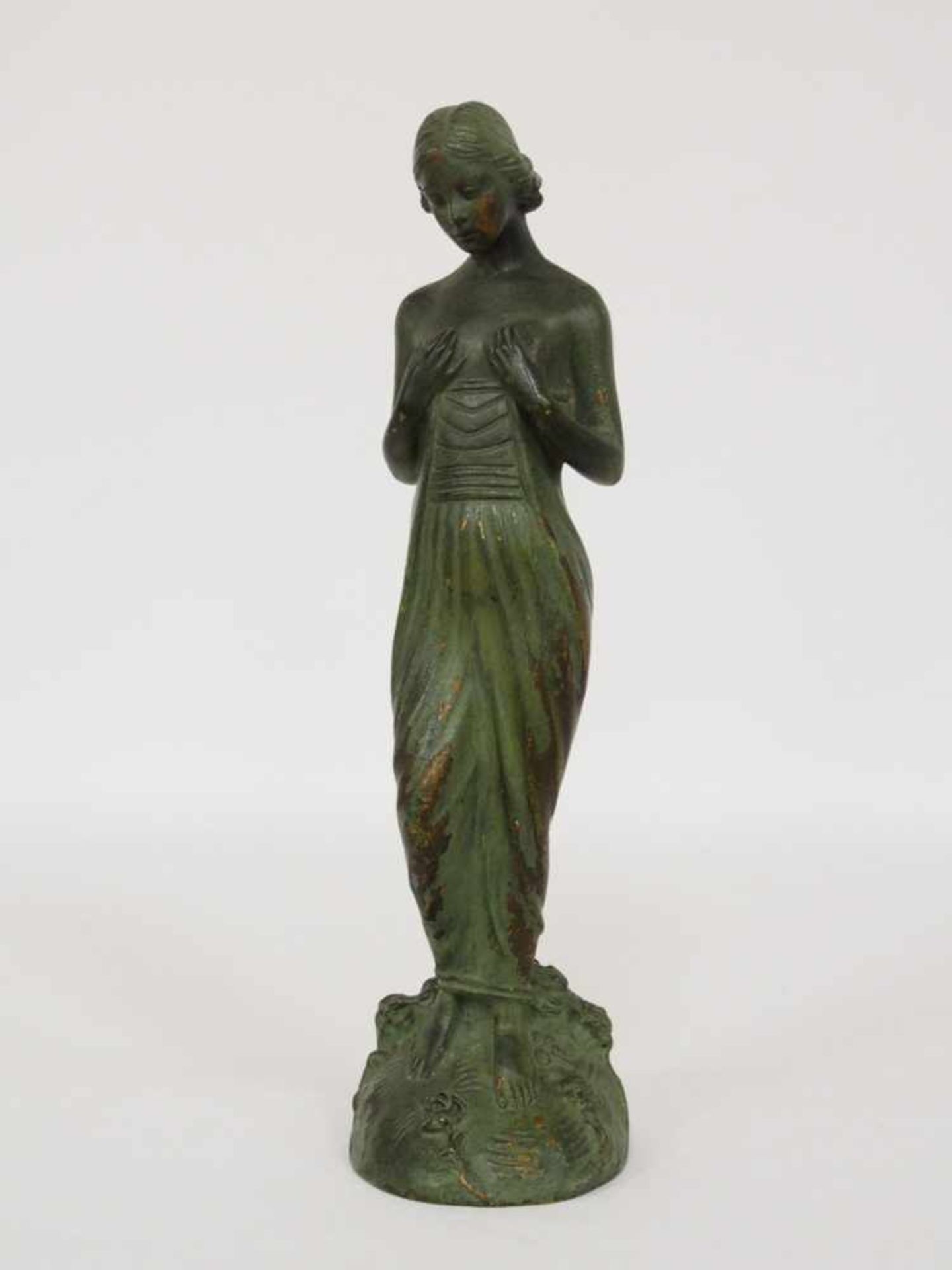 Stehende FrauenfigurBronze, unleserlich signiert, Höhe 32 cm