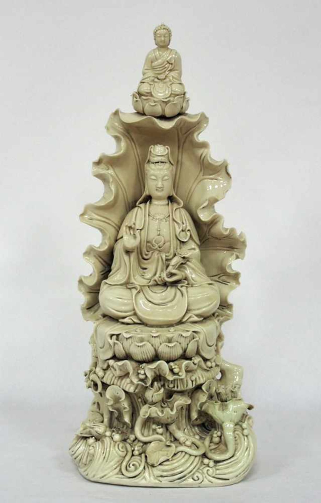 Guanyin auf LotusthronPorzellan, verso gemarkt, China 19. / 20. Jahrhundert