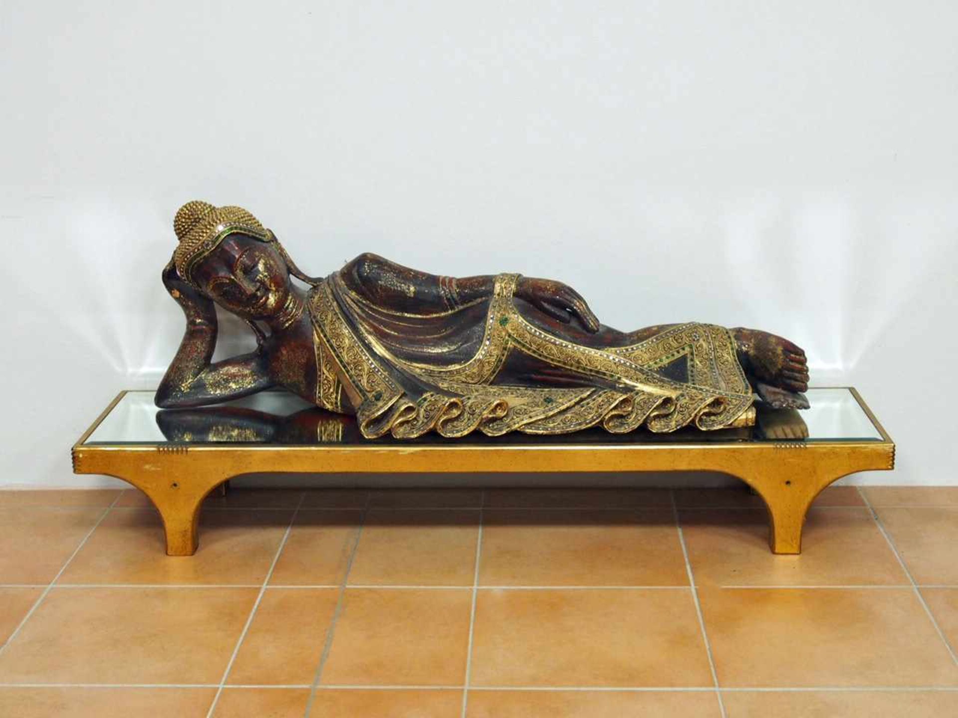 Liegender BuddhaHolz, geschnitzt, vergoldet, Steinbesatz, Thailand 20. Jahrhundert, 34 x 101 x 24 cm